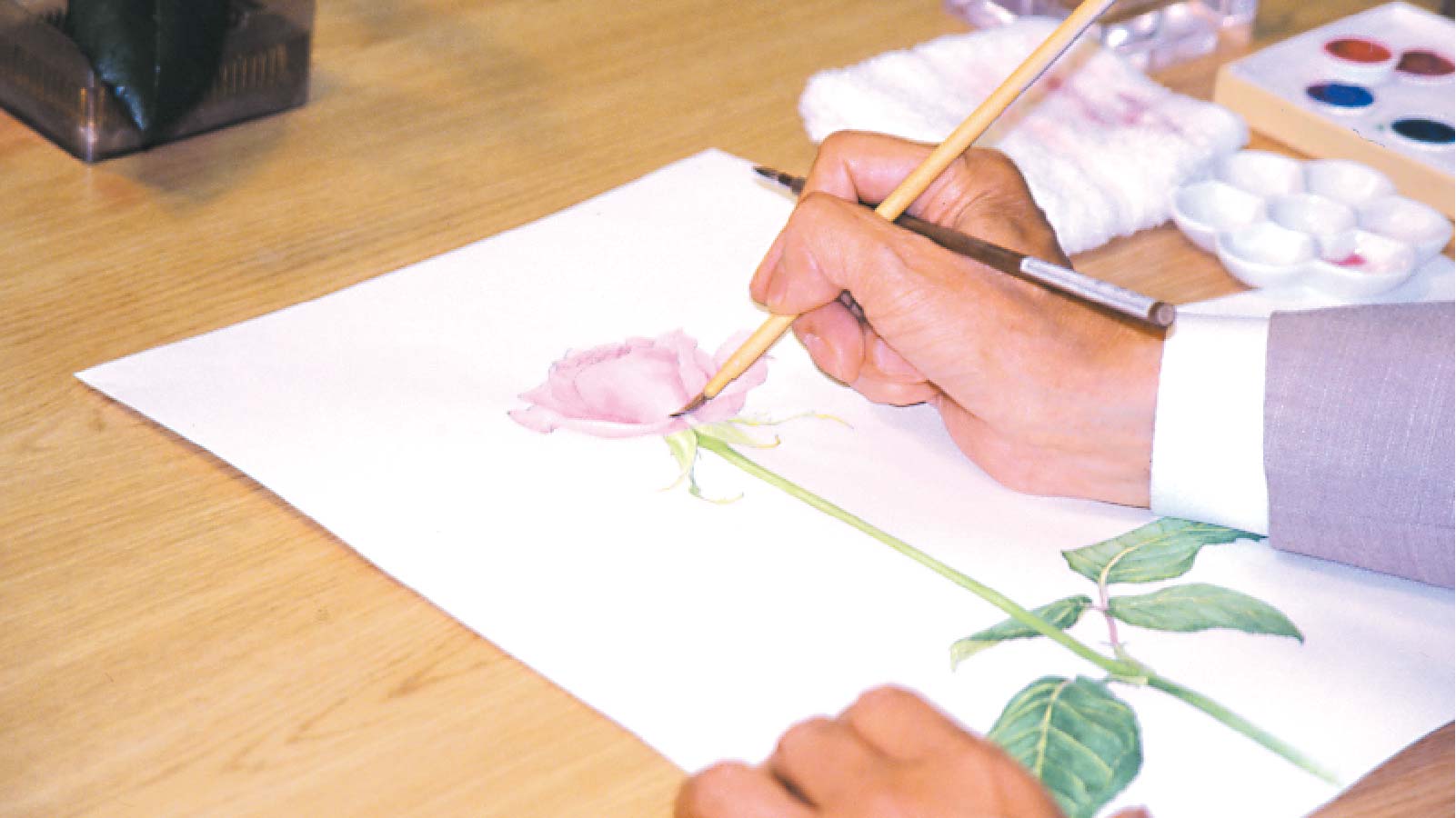 植物画を筆で着色する手元