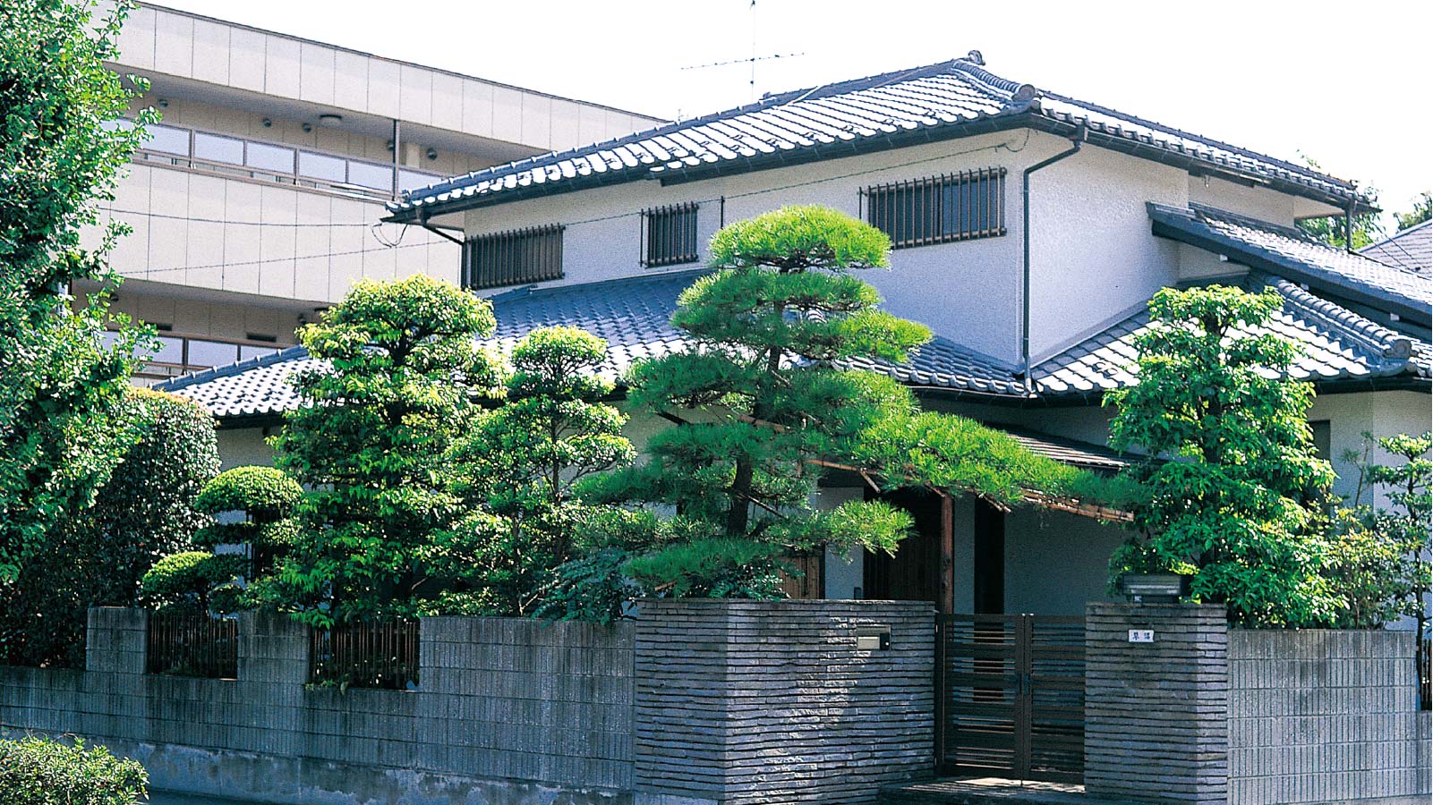 手入れされたマツの枝ぶりが美しい家の外観