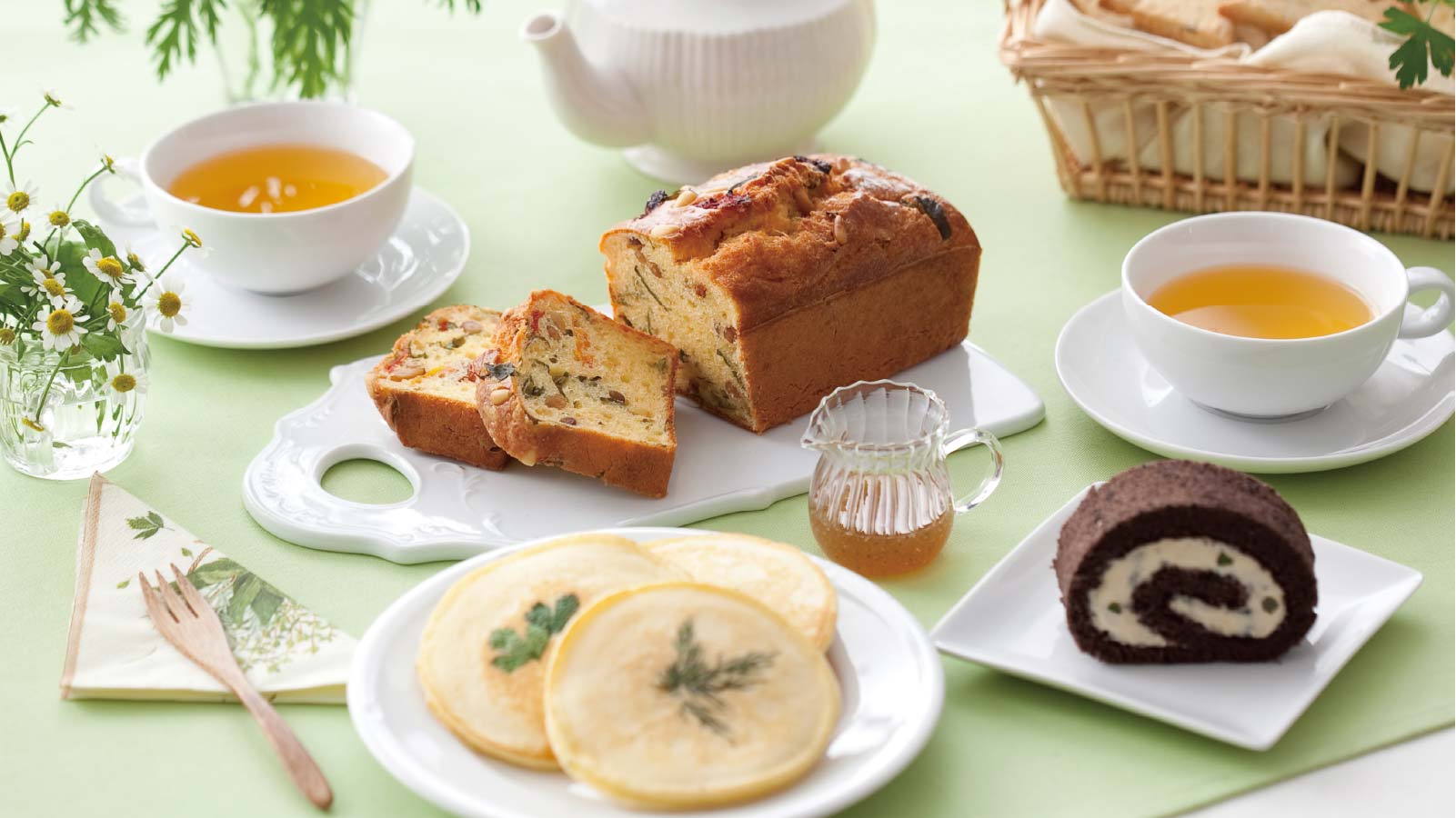 バジルのケークサレとカルダモンのロールケーキとハーブパンケーキ
