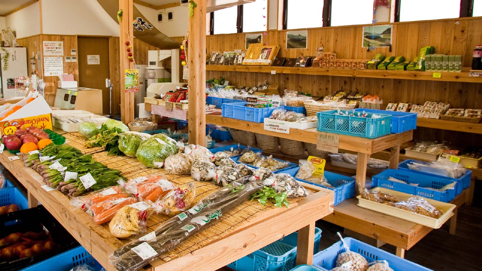 直売所の棚に並べられた収穫したての野菜